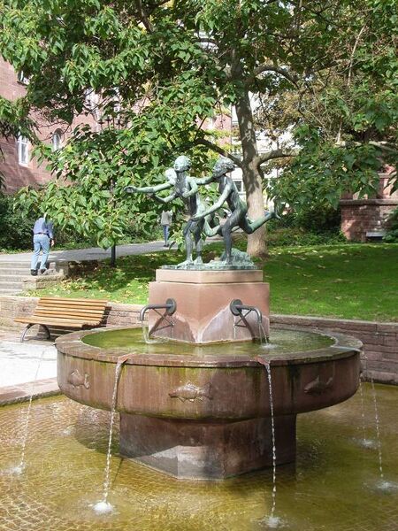 Datei:Dreifluessebrunnen2.jpg