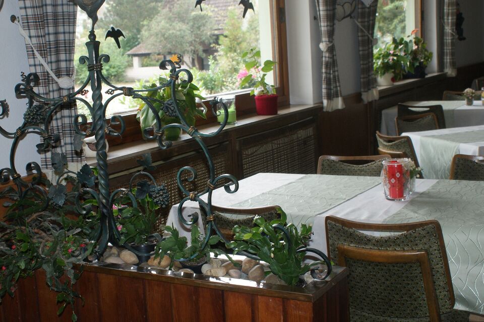Datei:Hallenbad im Hotel Lindee.JPG