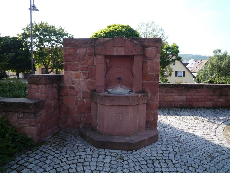 Datei:Oeschelbronn-Brunnen.jpg