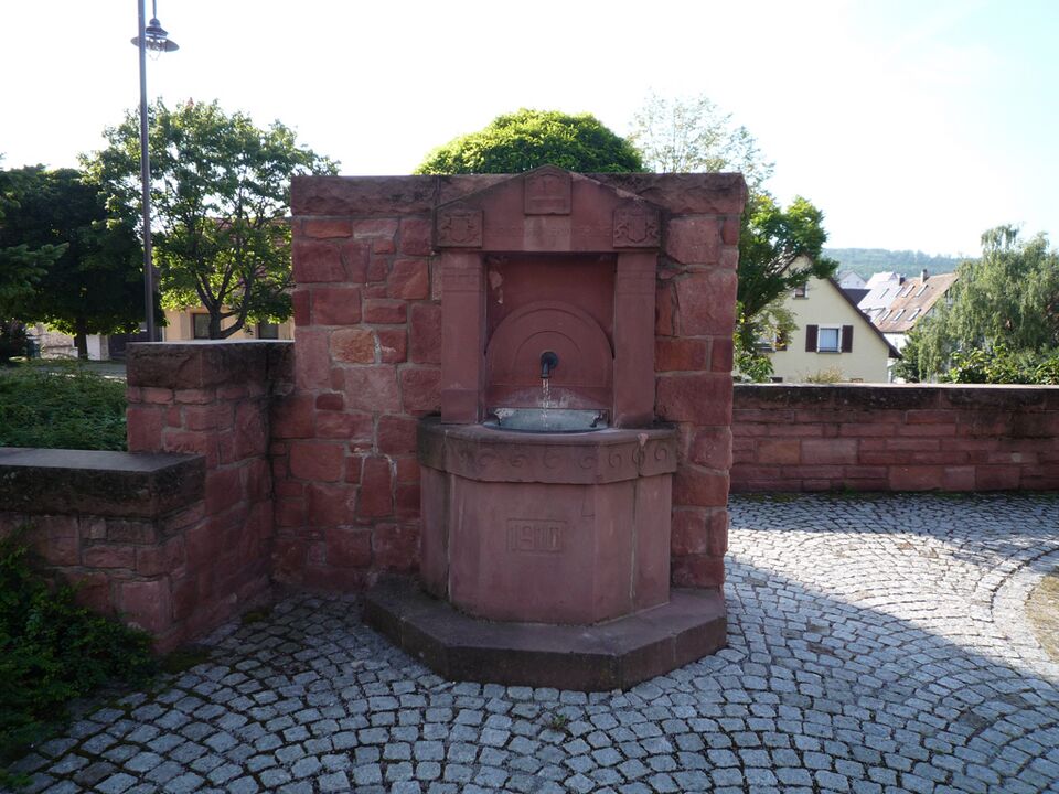 Datei:Oeschelbronn-Brunnen.jpg