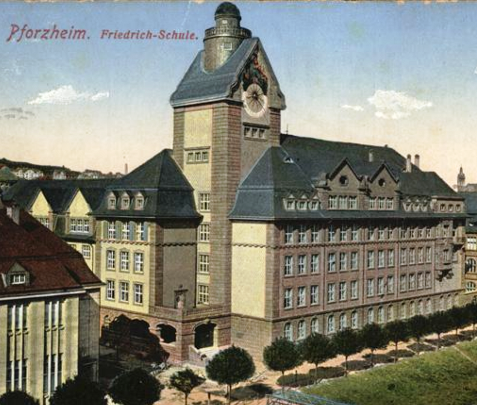 Datei:Pforzheim, Friedrichschule (Oberrealschule), eingeweiht am 28. 7. 1911, Entwurf Stadtbaumeister Alfred Roepert.png