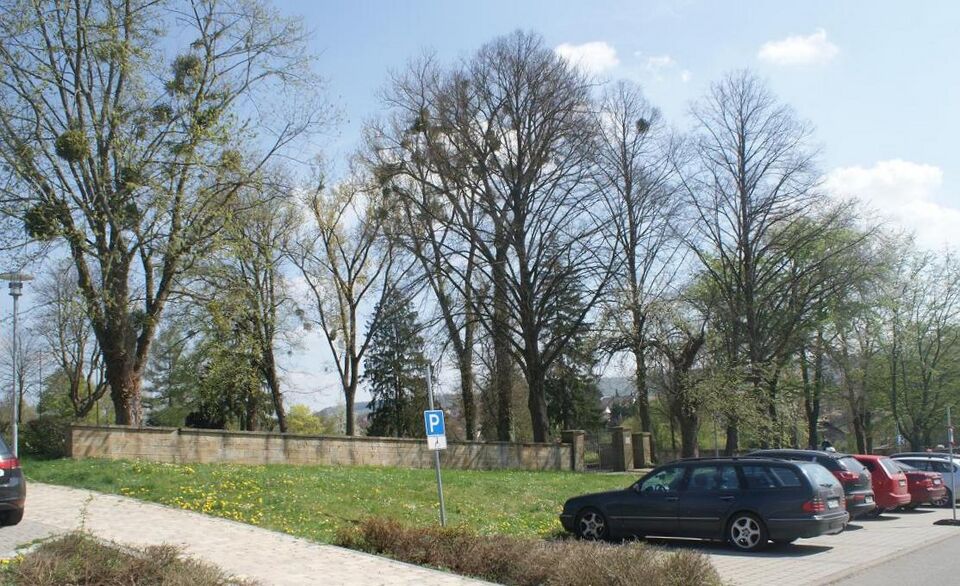 Datei:Parkplätze vor Friedhof.jpg