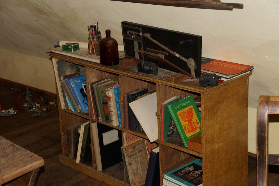 Datei:GHV Schaf-Schulzimmer-Regal.jpg