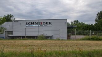 Schneider Fliesspressen Halle L570.jpg