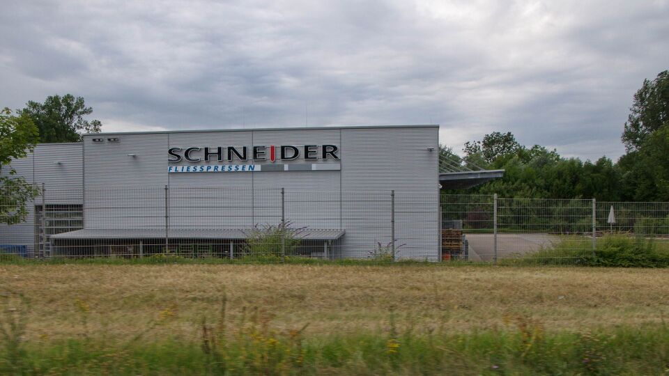 Datei:Schneider Fliesspressen Halle L570.jpg