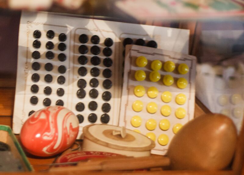 Datei:GHV Nähzimmer-Nähen-Vitrine-Stopfeier-Knöpfe.JPG