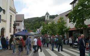 Maifest in gesperrter Marktstraße.JPG