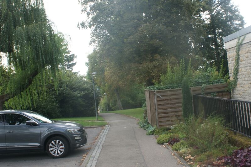Datei:Weg ntlang Friedhof Vaihingen.JPG