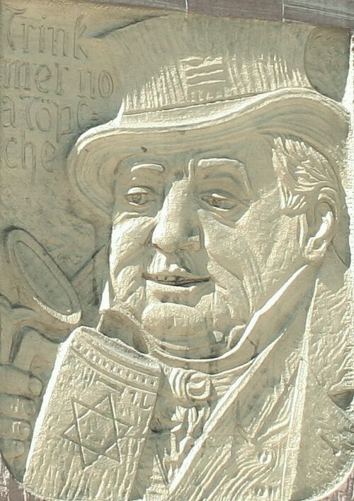Datei:Ketterers Braustüble, Jahnstraße 10 in Pforzheim, Entwurf Hermann Walder (geb. 3. November 1847 in Karlsruhe; gest. 20. August 1921), erbaut 1910, Eingangsrelief mit dem Spruch "Trink mer no a Töpfche".jpg