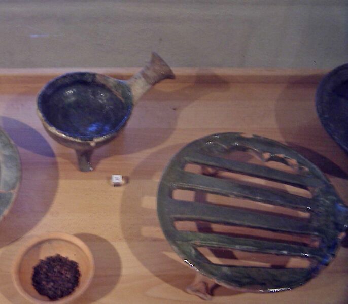 Datei:Tontöpfe Stadtmuseum.jpg