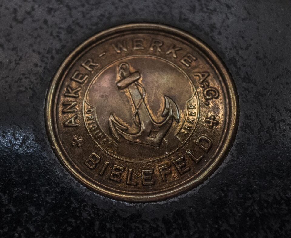 Datei:GHV Nähzimmer-NMaschine-Anker-Signet.JPG