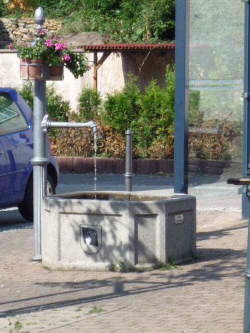 Datei:Grossglattbach-Brunnen.jpg