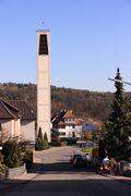 Hebelstraße mit Kirchturm der Pfarrgemeinde St. Josef