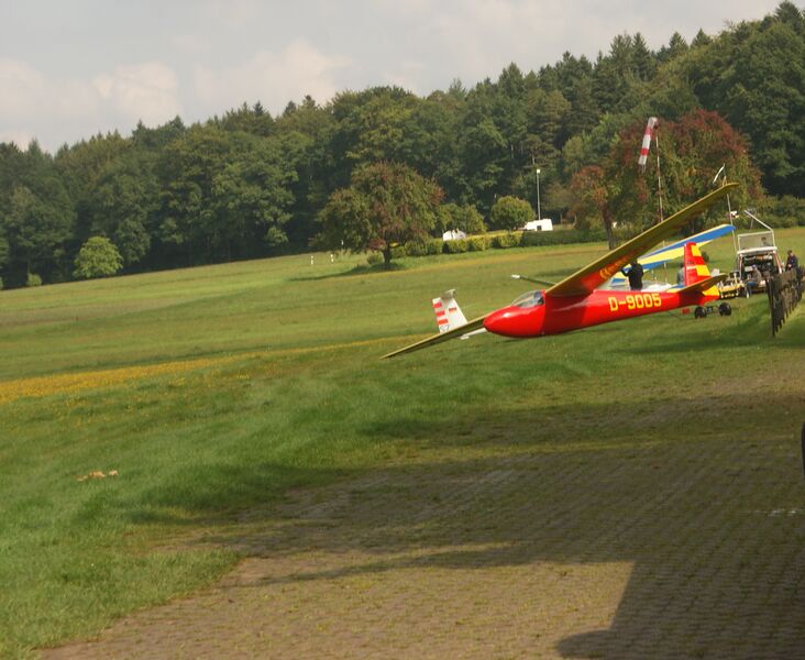 Datei:Segelflugzeug in Schwann.JPG