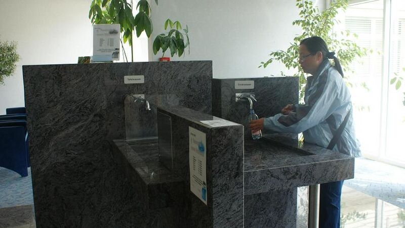 Datei:Brunnen in der Falkenburgklinik.JPG