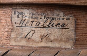 GHV Apotheke-Sieb-6B-AufkleberTel58-fraktur-detail.jpg