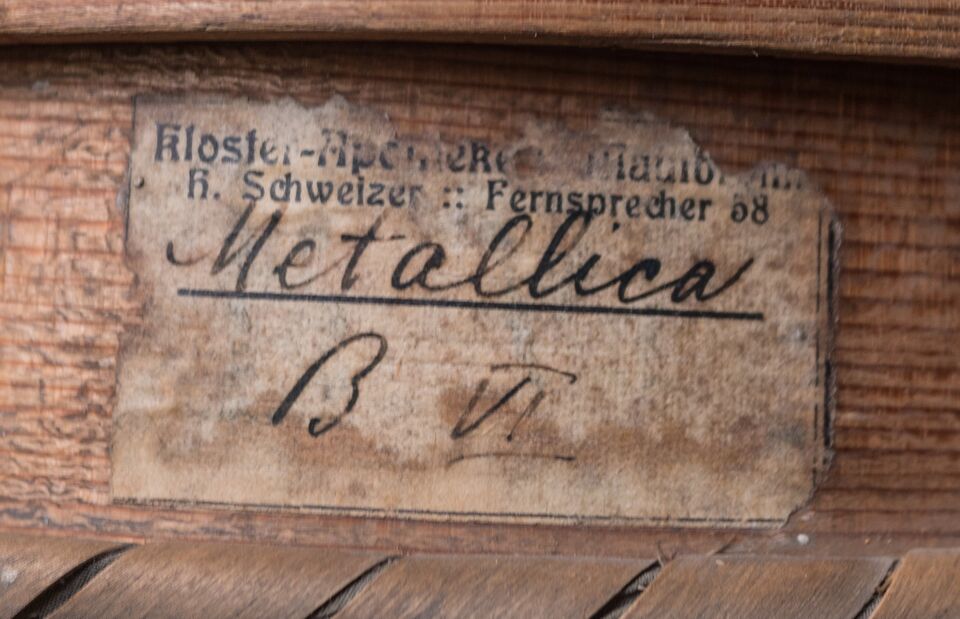 Datei:GHV Apotheke-Sieb-6B-AufkleberTel58-fraktur-detail.jpg