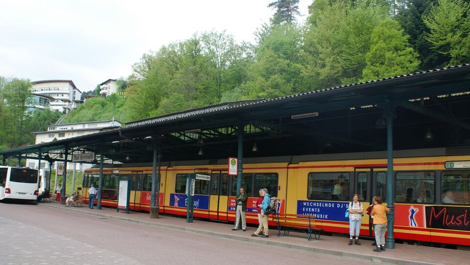 Datei:Haltestelle Bahnhof Bad Herrenalb.JPG