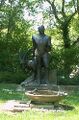 Statue ("Schützet die Tiere") und Vogelbrunnen auf dem "Würmer Plätzle" am Ortseingang