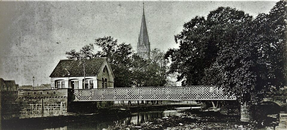 Datei:Die neue eiserne Gitterträgerbrücke am Lindenplatz, Entwurf des Bauingenieurs Julius Ernst Naeher (geb. 1.4.1824 in Pforzheim; gest. 18.2.1911 in Tolkewitz bei Dresden), historische Postkarte.jpg