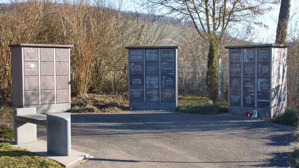 Datei:Friedhof 71665-Gündelbach Urnenwände.jpg