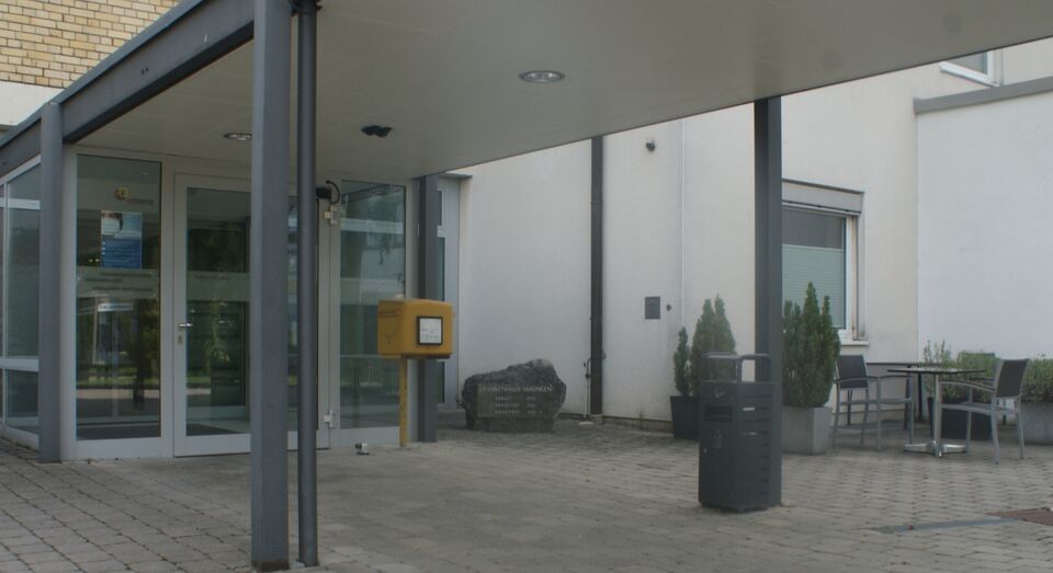 Datei:Krankenhaus Eingang Vaihingen.JPG