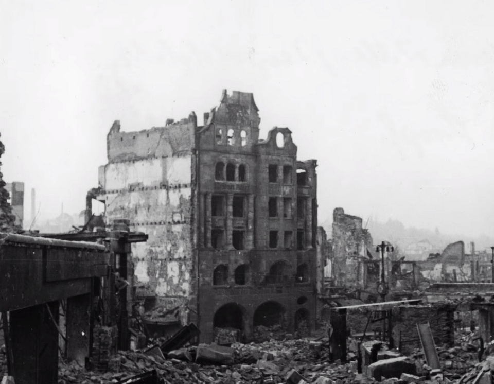 Datei:Ruine des Goldnen Adlers am Leopoldplatz in Pforzheim, Entwurf Hermann Walder (1847-1921), erbaut 1906-1908, zerstört 1945 (Bild a).png