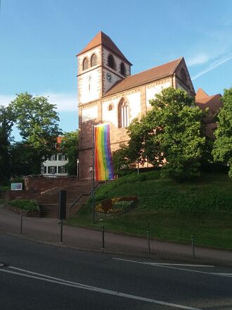 Schlosskirche mit Regenbogenfahne.jpg