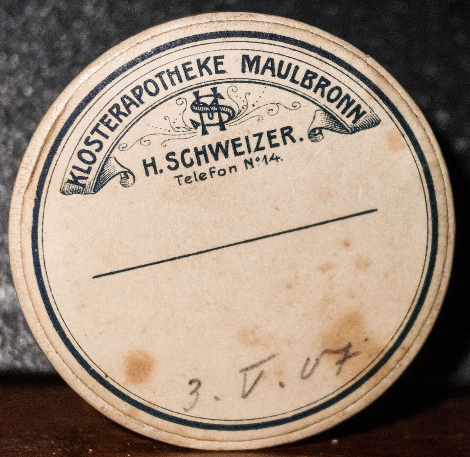 Datei:GHV Apotheke-Analysewaage-Schachtel-rd.JPG