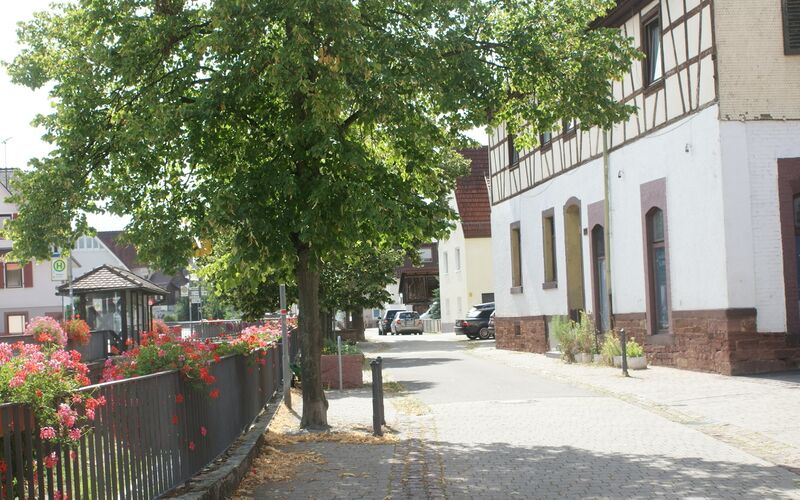Datei:Lindenstraße in Keltern-Weiler.JPG