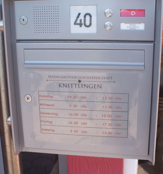 Datei:Briefkasten Knitliingen mit Öffnungszeiten.jpg