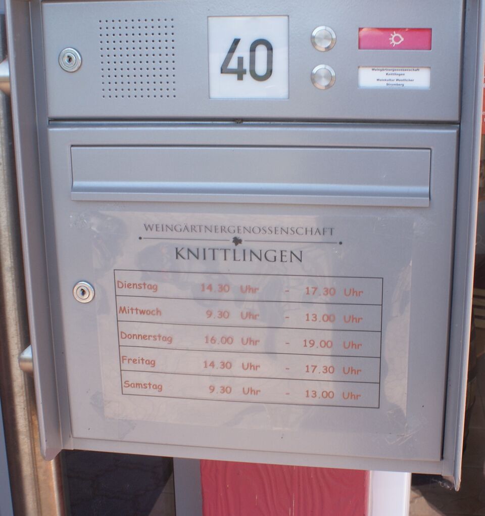 Datei:Briefkasten Knitliingen mit Öffnungszeiten.jpg