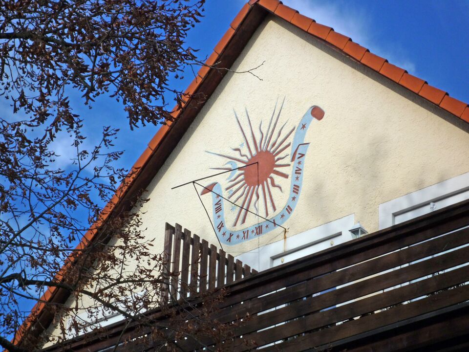 Datei:Wiernsheim-Senioren-Wohnanlage-Sonnenuhr.jpg