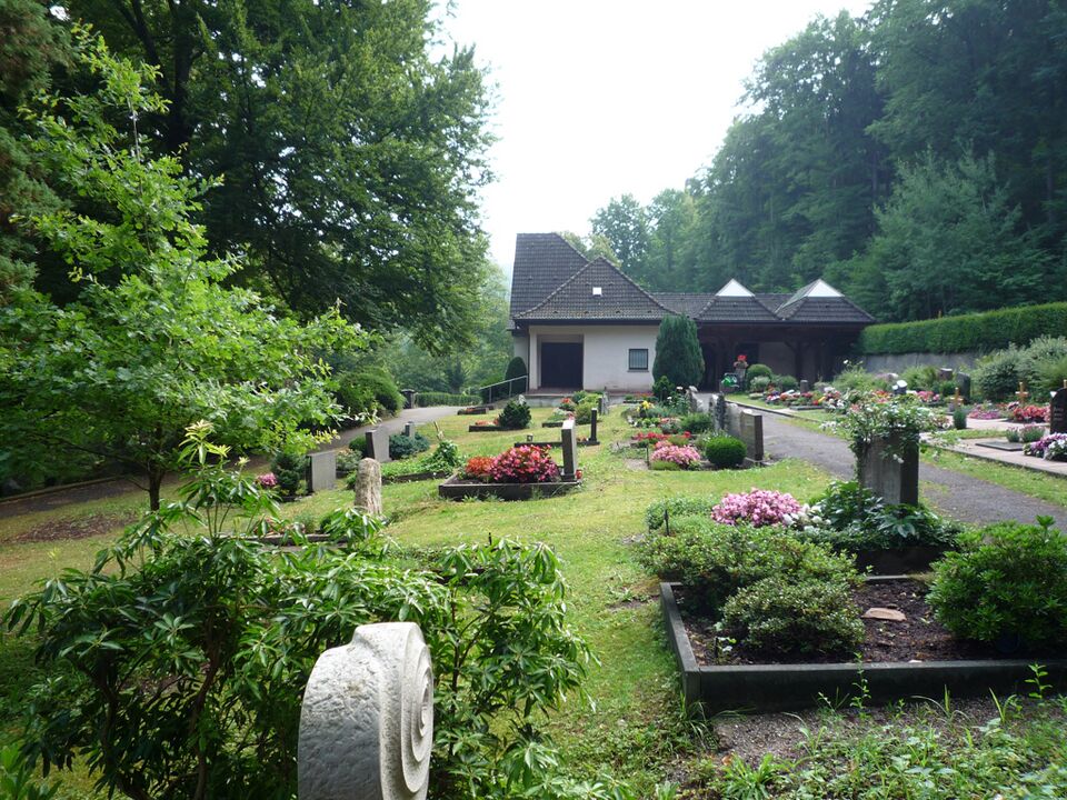 Datei:Neuenbuerg-Friedhof.jpg