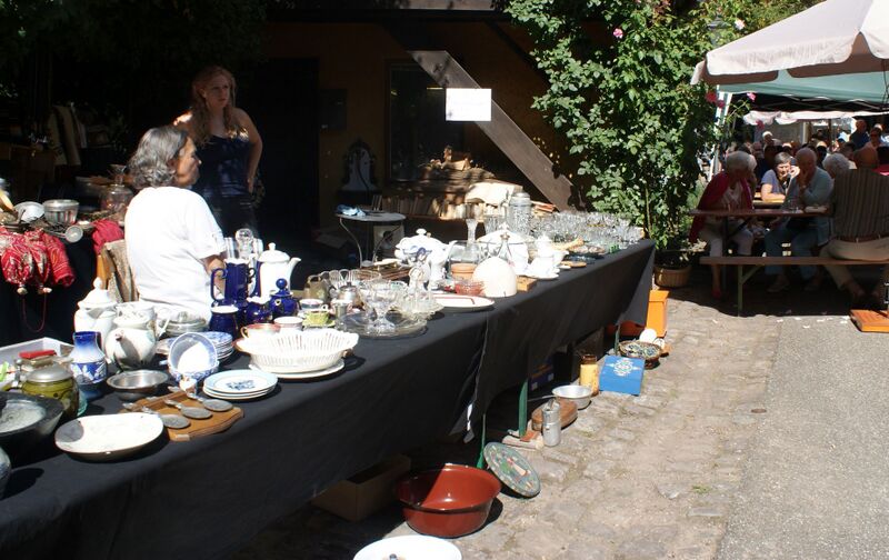 Datei:Antiquitäten bei Schwafhoffest.JPG