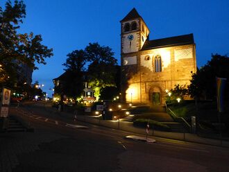 Schlossberg und Schlosskirche abends.jpg