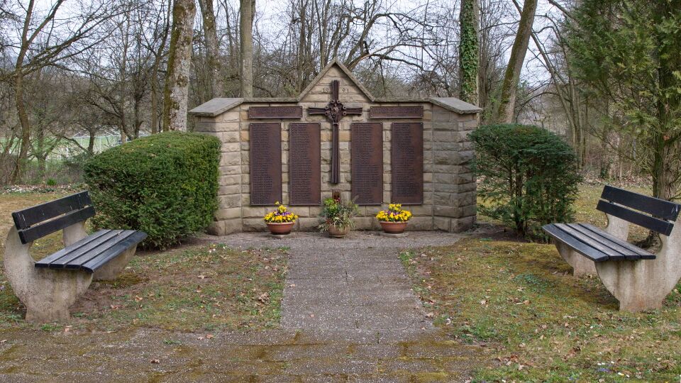 Datei:2022-03-29 Illingen Waldfriedhof Kriegerdenkmal.jpg