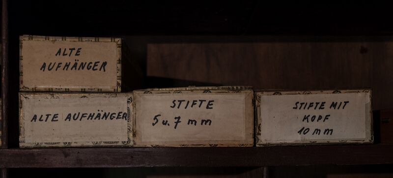 Datei:GHV Buchbinderei-Bilderrahmen-Stifte.jpg