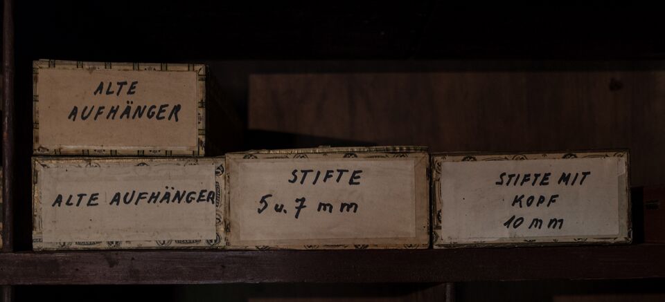 Datei:GHV Buchbinderei-Bilderrahmen-Stifte.jpg