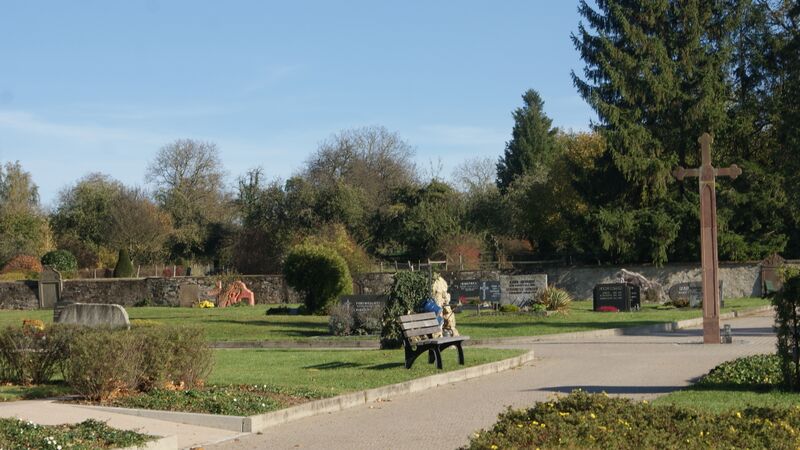Datei:Neuer Friedhof hinter Wehranlage.JPG
