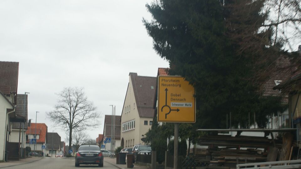 Datei:Wegweiser in Straubenhardt-Dennach.jpg