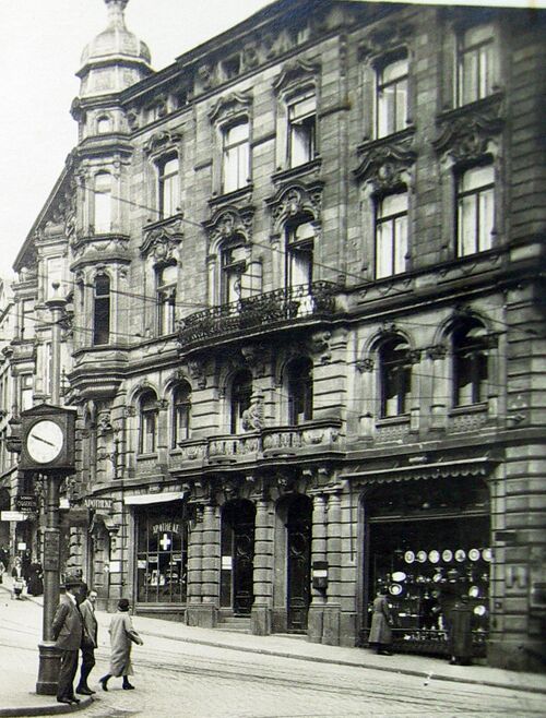 Datei:„Hogg´sches Eck“, Bahnhofstraße 2-8 am Leopoldplatz in Pforzheim, erbaut 1894-1896 nach Entwurf von Ernst Maler (1).jpg