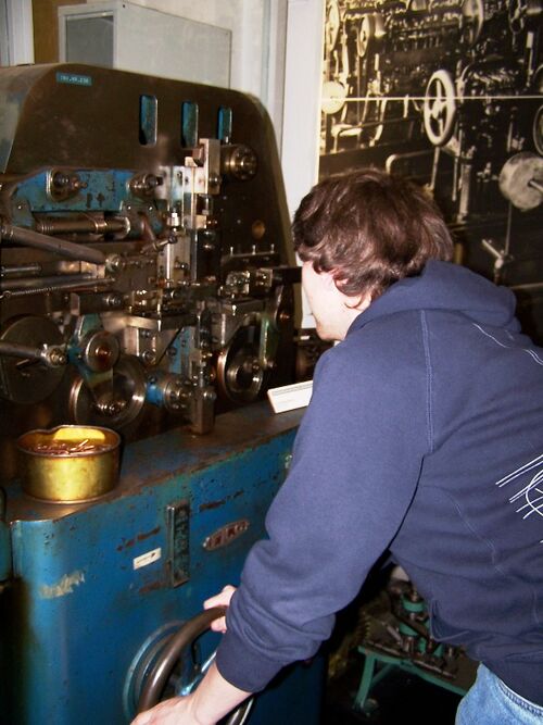 Datei:01pfkult gliedermaschine.jpg
