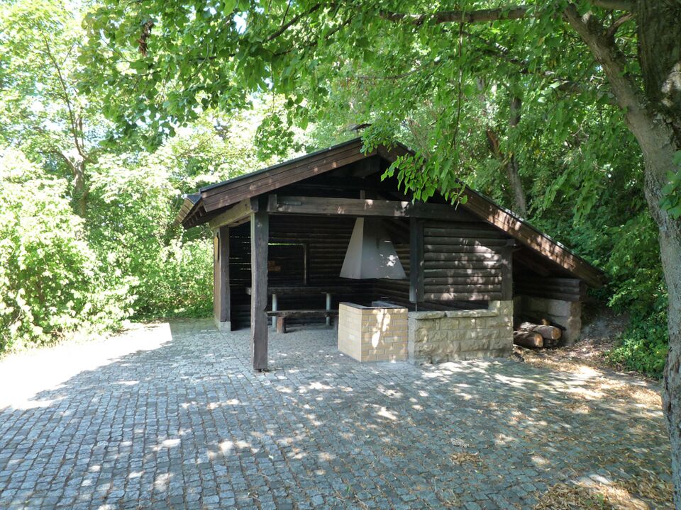 Datei:Sternenfels-Schlossberg-Grillhuette.jpg