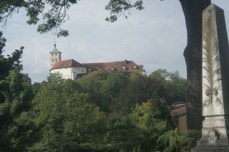 Datei:Schloss vom Friedhof aus.JPG