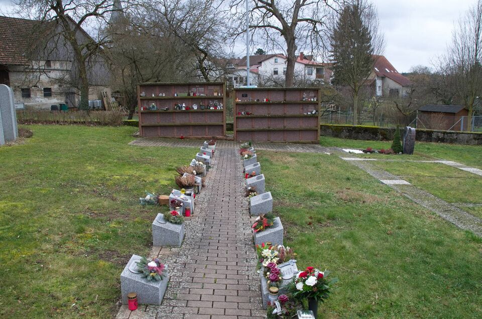 Datei:Friedhof Nußbaum Urnen 2026.JPG