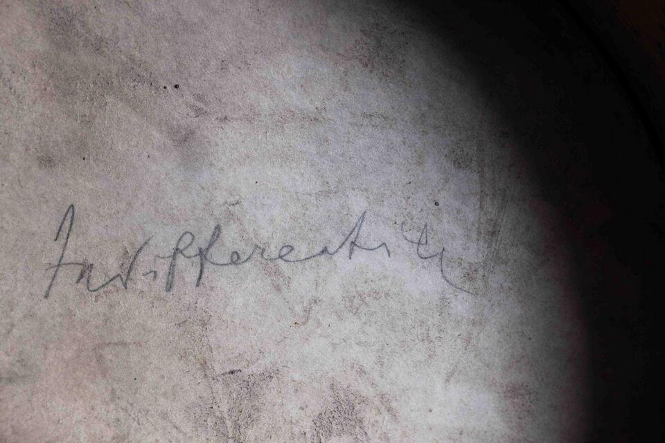 Datei:GHV Apotheke-Sieb-5-DeckelSchrift.jpg