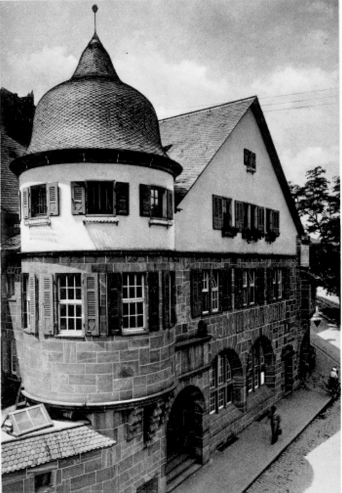 Datei:Ketterers Braustüble, Jahnstraße 10 in Pforzheim, Entwurf Hermann Walder (geb. 3. November 1847 in Karlsruhe; gest. 20. August 1921), erbaut 1910.png