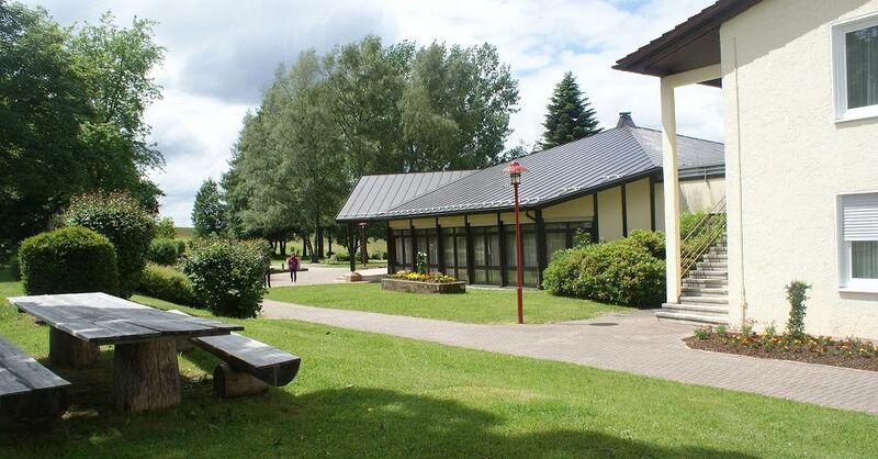 Datei:Kurhaus und Kurpark Dobel.JPG