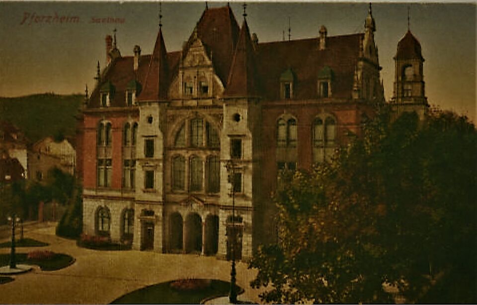 Datei:Pforzheim, Saalbau mit Eingang an der Jahnstraße 42, Entwurf Stadtbaumeister Alfons Kern, erbaut 1897-1900, eingeweiht am 20. Mai 1900, zerstört Heiligabend 1944.jpg
